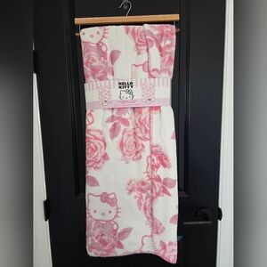 NWT Hello Kitty Pink Floral Reversable Coco Plush Throw